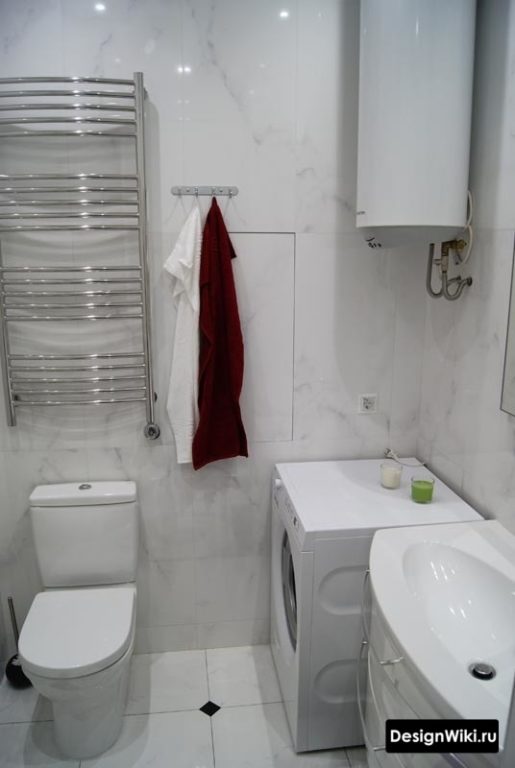 Белая ванная комната с бойлером и стиральной машиной