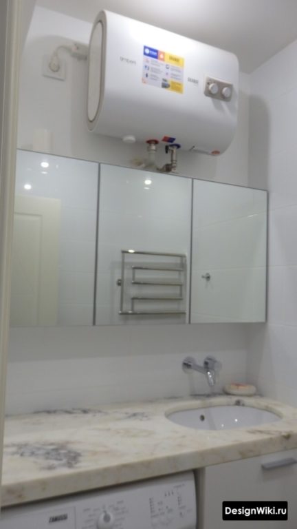 Котел над зеркалом в ванной