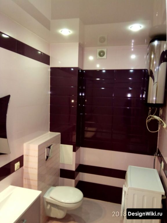 Глянцевая черная плитка в маленькой ванной