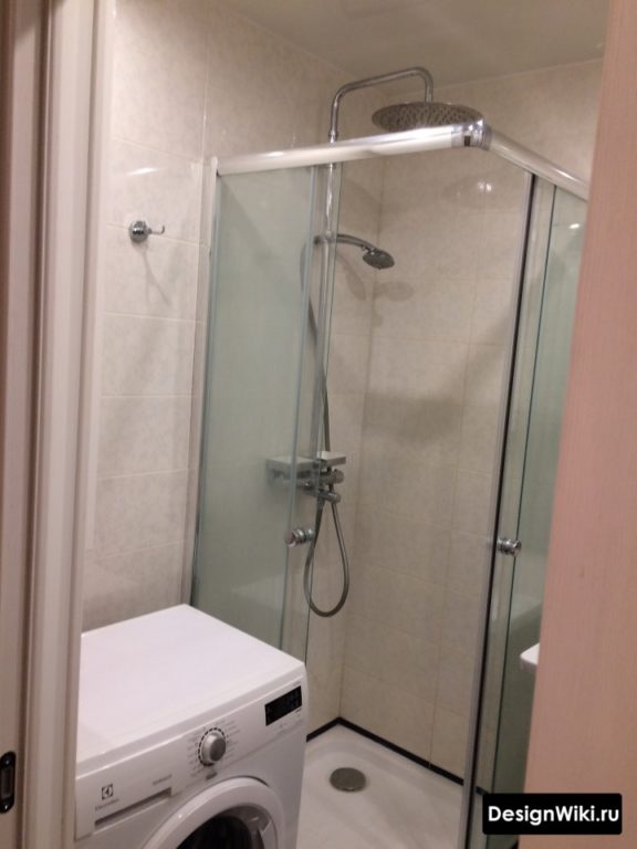 Душ и стиральная машина в ванной
