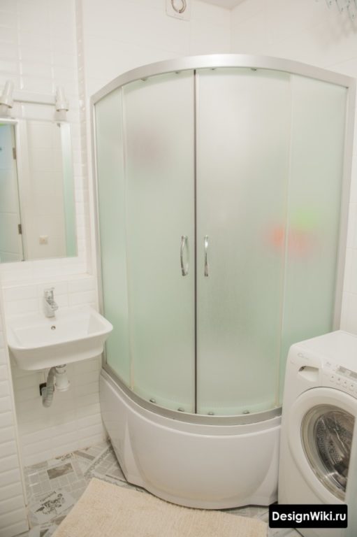 Душевая кабина и стиральная машина в ванной