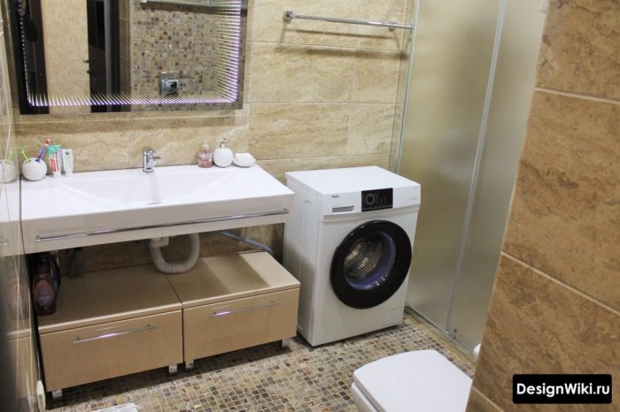 Интерьер ванной комнаты с душем и стиральной машиной