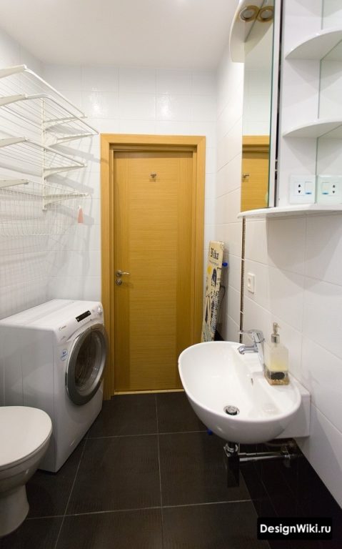 Интерьер ванной комнаты с туалетом эконом класса