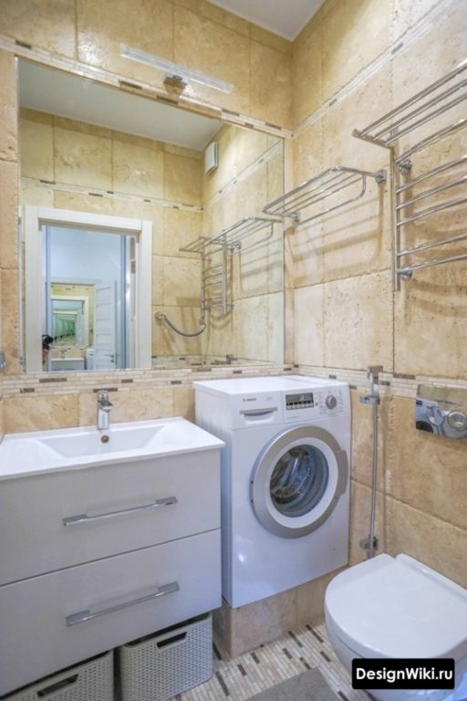 Стиральная машина на подиуме в ванной