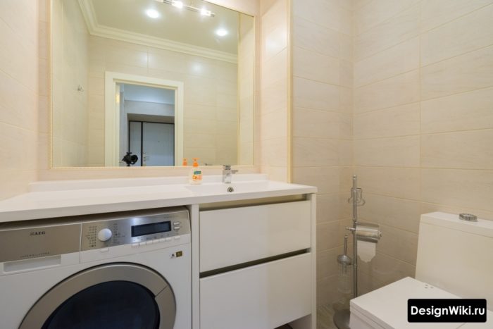 Стиральная машина под раковиной в ванной