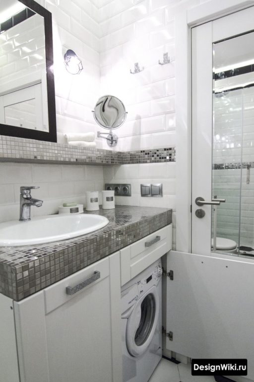 Стиральная машина под раковиной за дверью ванной