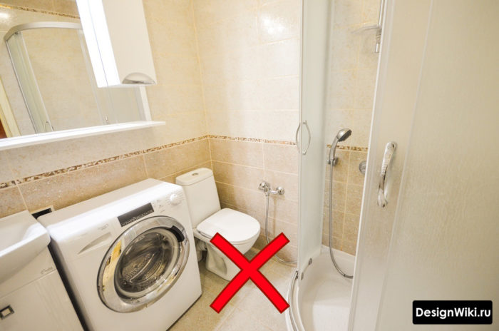Санузел эконом-класса с душевой кабиной и стиральной машиной, туалет на полу