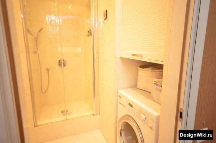 Ванная комната с душевой кабиной и стиральной машиной