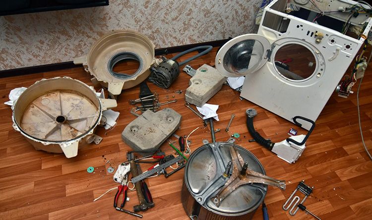 В машинах этого белорусского производителя по аналогии с советскими моделями танк убран сзади. Легко разбирается и разбирается. Поэтому, если вы решили разобрать его на винт, собрать не составит большого труда