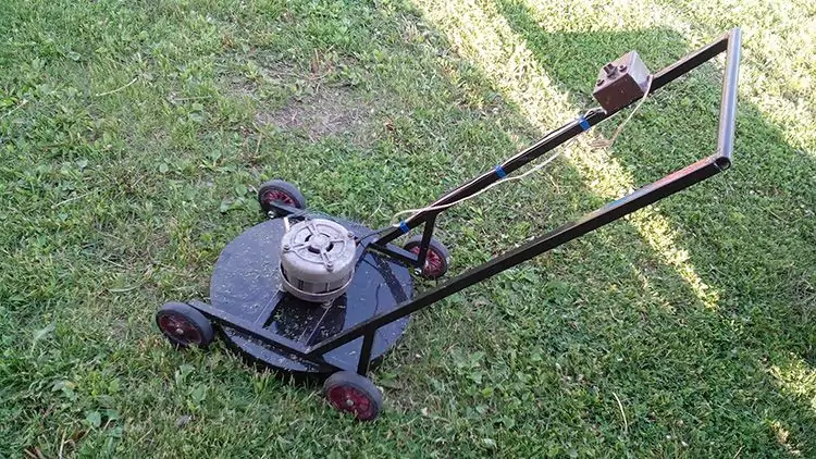 Каркас можно сварить из металлических уголков, главное приварить «ушки» для переключателей и сварить прочное основание для мотора.