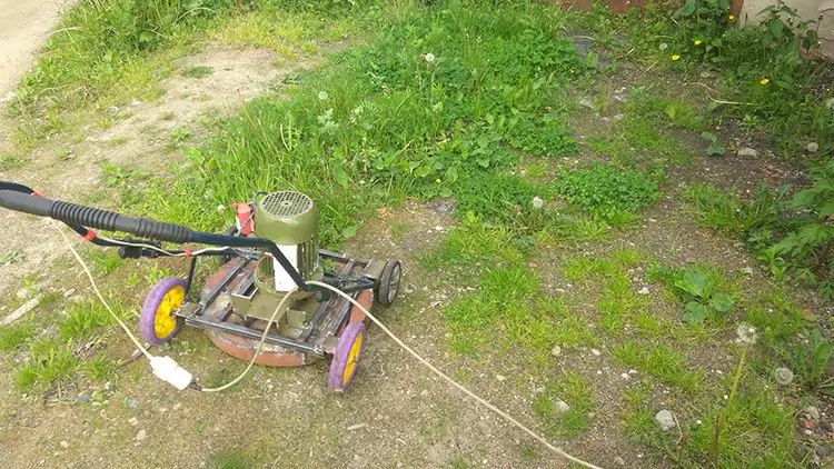 Мотор закреплен на платформе, в центре проделано отверстие для вала.