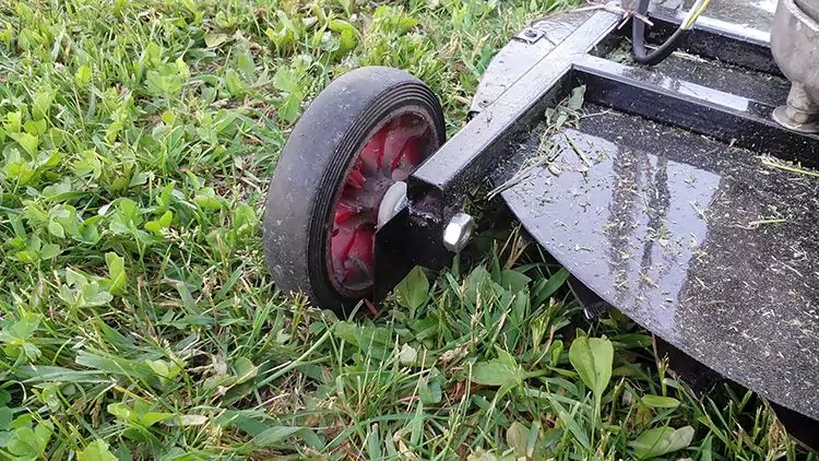 Колеса можно «позаимствовать» у старой коляски.