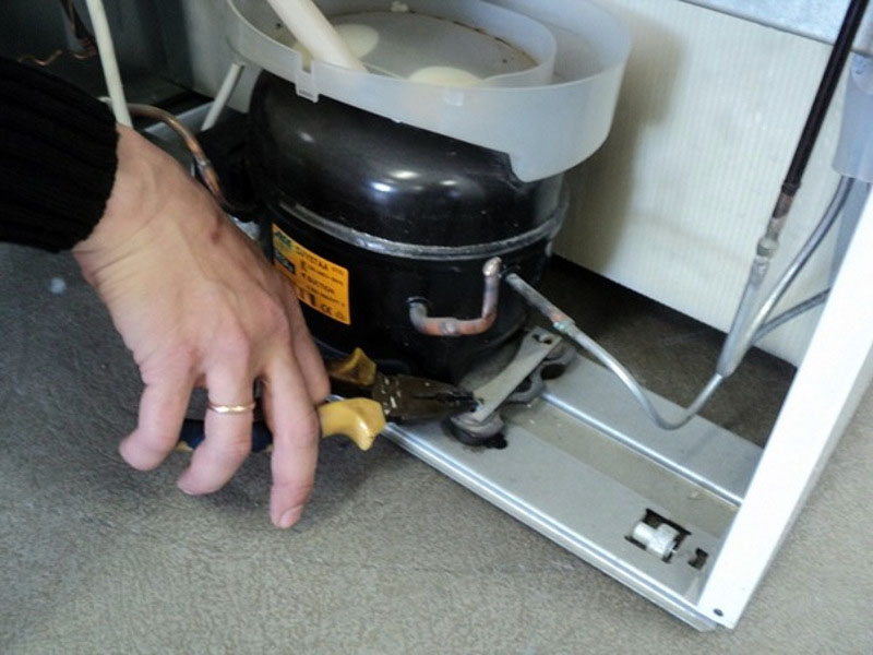 Если стоит задача перевезти старый агрегат, сначала надежно закрепите компрессор болтами