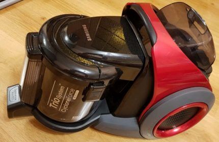 Внешний вид пылесоса Samsung с аквафильтром Большие колеса обеспечивают маневренность