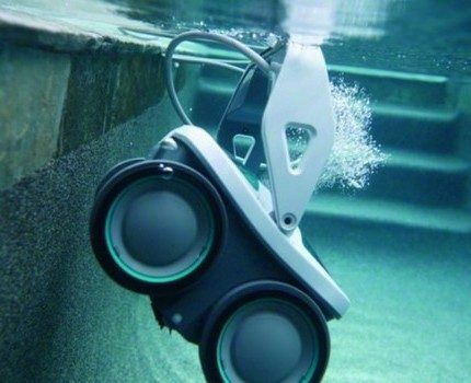 Дайвер ныряет на дно бассейна Робот-пылесос для бассейна