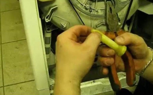 пытаюсь снять пластиковые колпачки