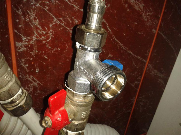 выпускной клапан