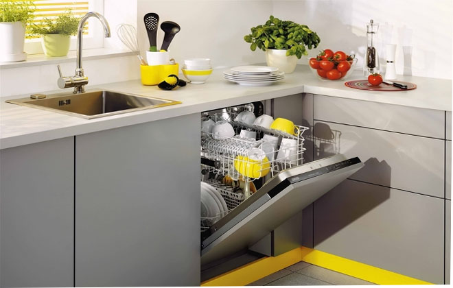 Посудомоечная машина внутри на кухне