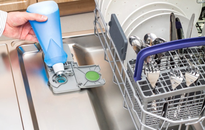 Заполните дозатор моющих средств