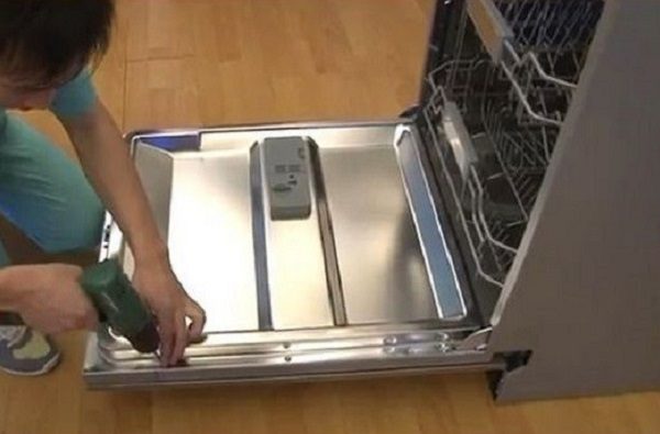 Лицевая панель крепится исключительно саморезами