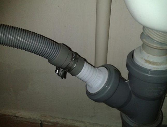 Подключение сливного шланга стиральной машины к канализации