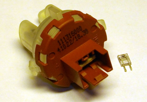 Проверка и замена датчика температуры, отвечающего за контроль температуры воды в посудомоечной машине