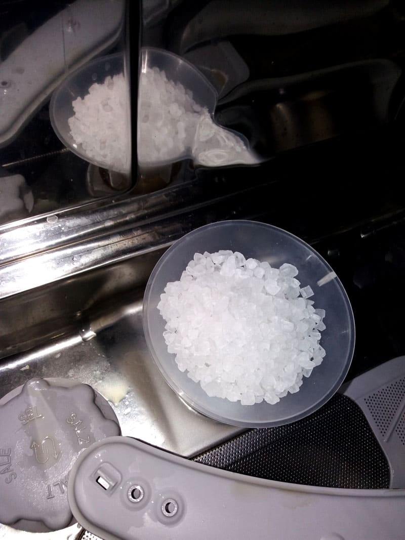 ФОТО: comments-images.rozetka.com.ua Когда вы кладете соль в машину, вы можете использовать воронку, чтобы она не рассыпалась