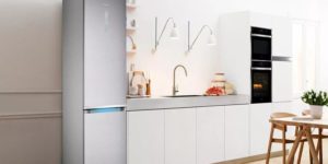 Потому что в двухкамерном холодильнике Самсунг с системой No Frost не замерзает верхняя камера