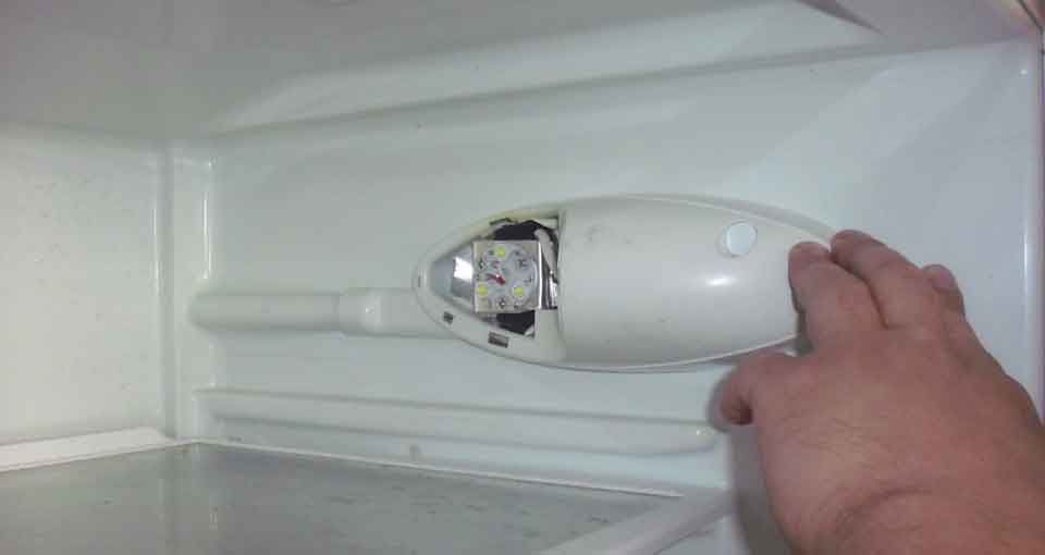 Как самостоятельно поменять лампочку в холодильнике