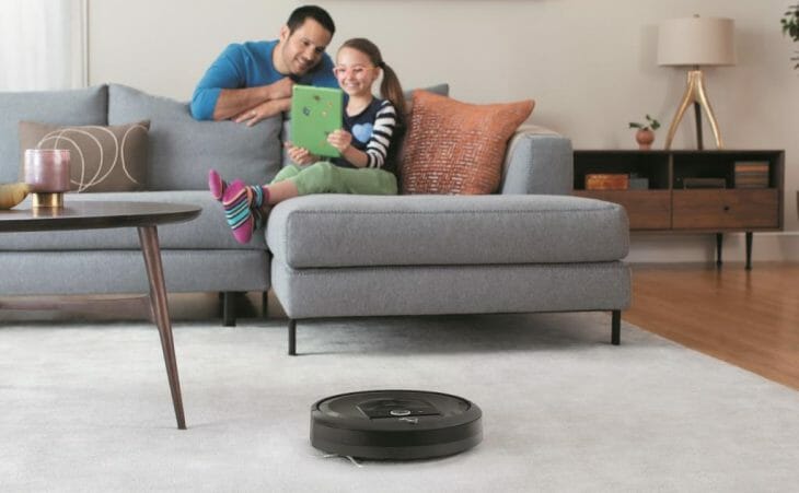 Робот-пылесос во время уборки дома