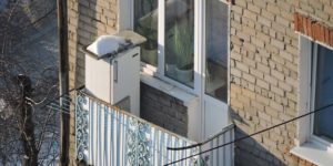 зимой в холодную погоду морозильник можно поставить на неотапливаемом балконе