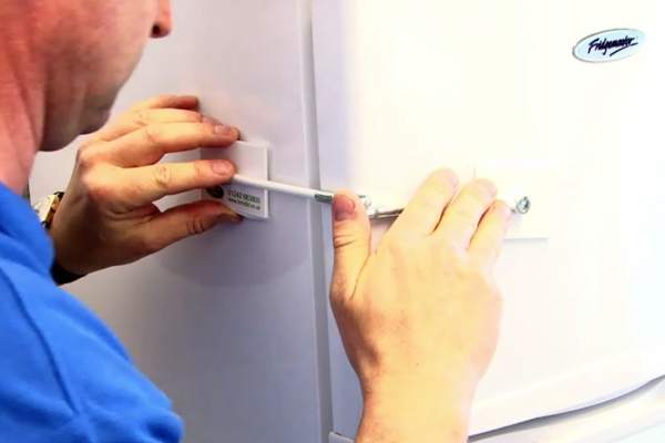 Как правильно установить холодильник: основные правила размещения и монтажа в электрическую сеть по уровню, необходимые инструменты