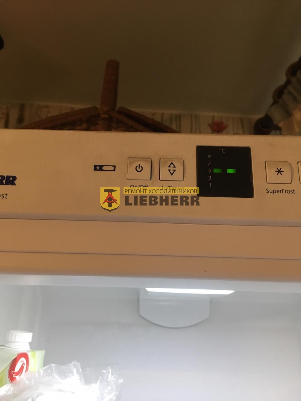 Индикатор температуры на холодильнике в морозильной камере мигает