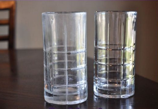 белый цветок на очках