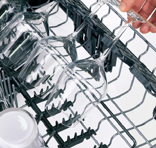 Специальные мягкие подставки обеспечивают сохранность хрупкой посуды