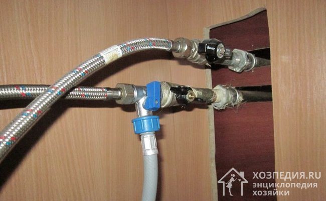 Тройник с запорным вентилем удобнее всего устанавливать на стыке трубы и шланга с холодной водой, идущей в раковину