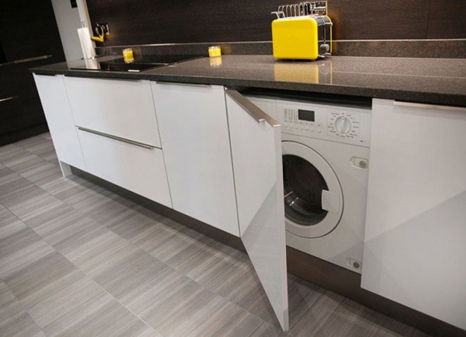 Встроенная стиральная машина на кухне